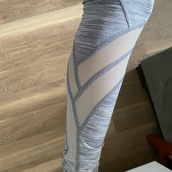 Ivivva (Lululemon kids) high waisted leggings in size 12 (fits like women’s XXS) - Picture 4 of 4